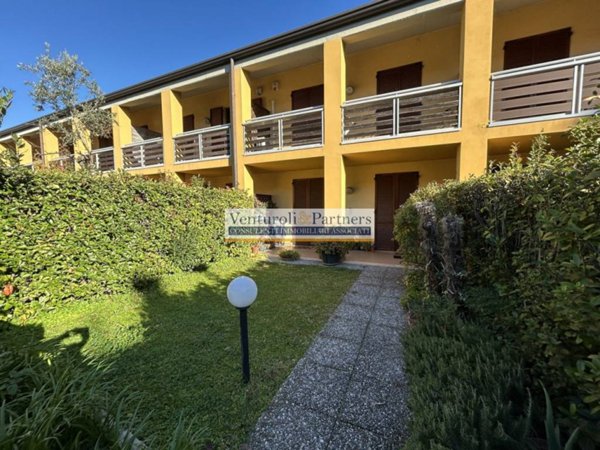 casa indipendente in vendita a Desenzano del Garda in zona Rivoltella