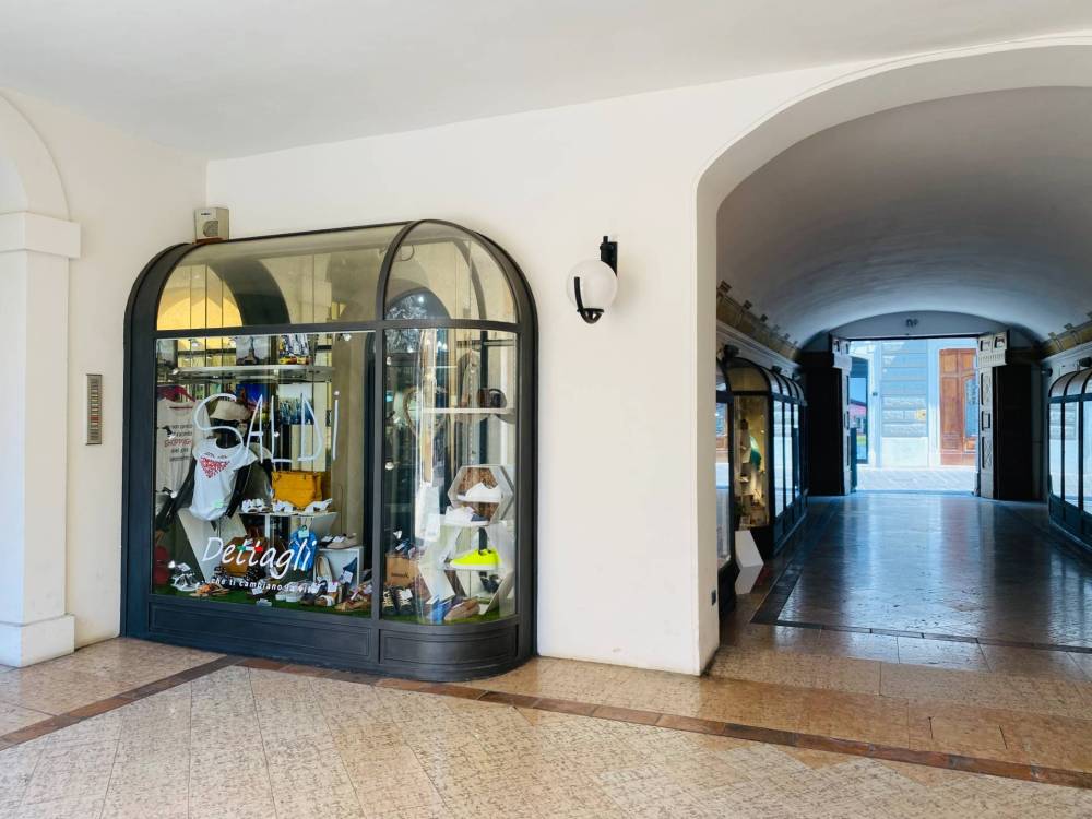 locale commerciale in vendita a Desenzano del Garda