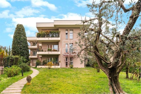 appartamento in vendita a Desenzano del Garda in zona Campeggio sul Vò