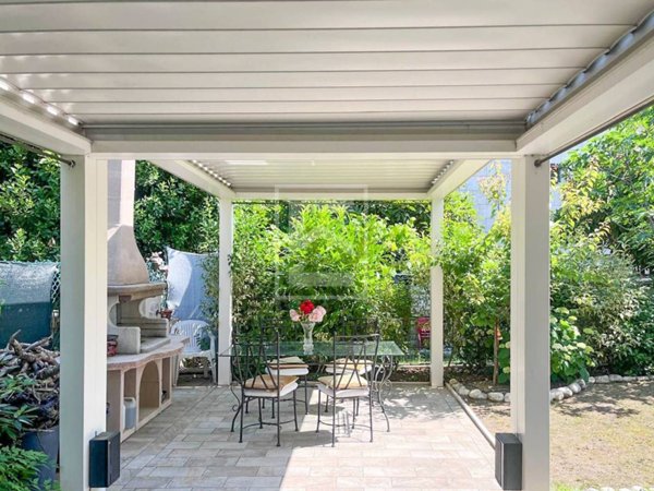casa indipendente in vendita a Desenzano del Garda in zona Campeggio sul Vò