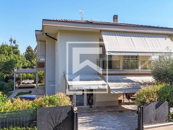 casa indipendente in vendita a Desenzano del Garda in zona Campeggio sul Vò
