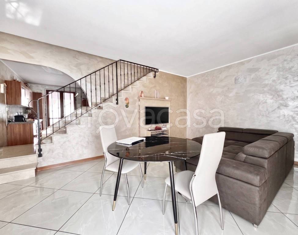 casa indipendente in vendita a Desenzano del Garda in zona Rivoltella