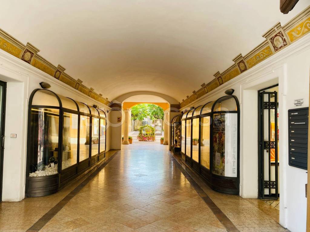 locale commerciale in vendita a Desenzano del Garda