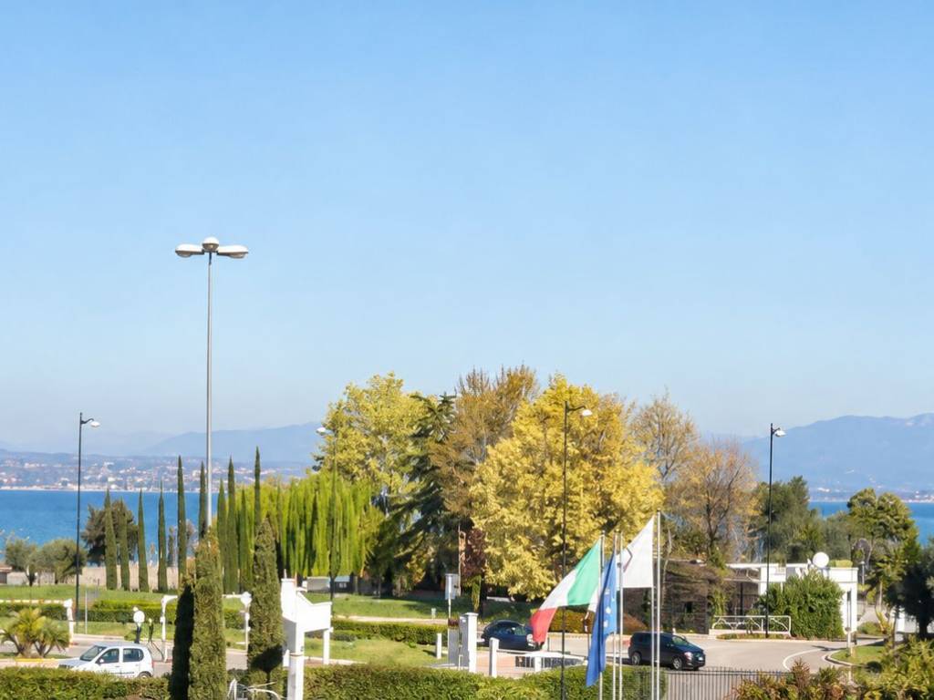 appartamento in vendita a Desenzano del Garda in zona Rivoltella