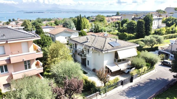 casa indipendente in vendita a Desenzano del Garda in zona Campeggio sul Vò