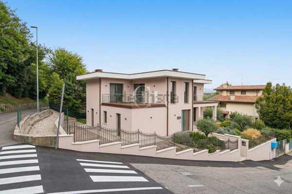 appartamento in vendita a Desenzano del Garda in zona Campeggio sul Vò