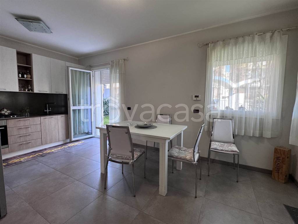 appartamento in vendita a Desenzano del Garda in zona Campeggio sul Vò