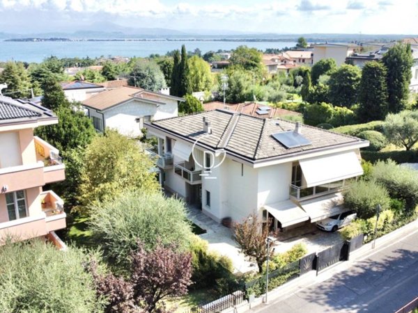 casa indipendente in vendita a Desenzano del Garda in zona Campeggio sul Vò