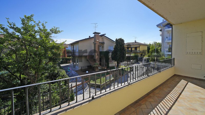 appartamento in vendita a Desenzano del Garda in zona Campeggio sul Vò
