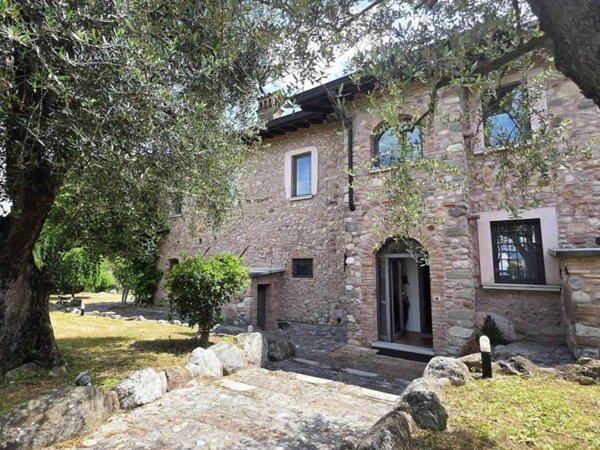 casa indipendente in vendita a Desenzano del Garda
