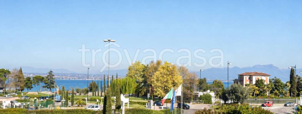 appartamento in vendita a Desenzano del Garda in zona Rivoltella