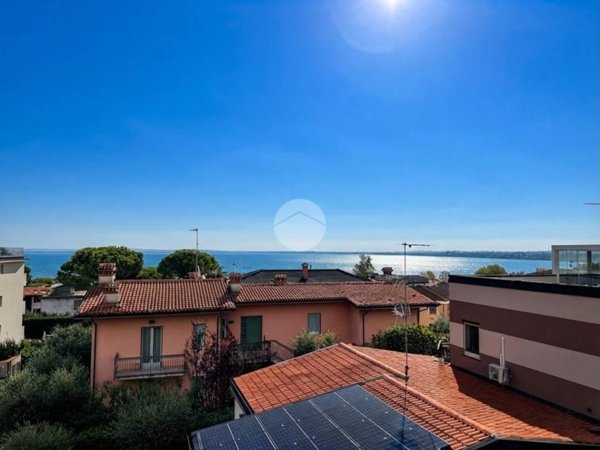 appartamento in vendita a Desenzano del Garda in zona Campeggio sul Vò