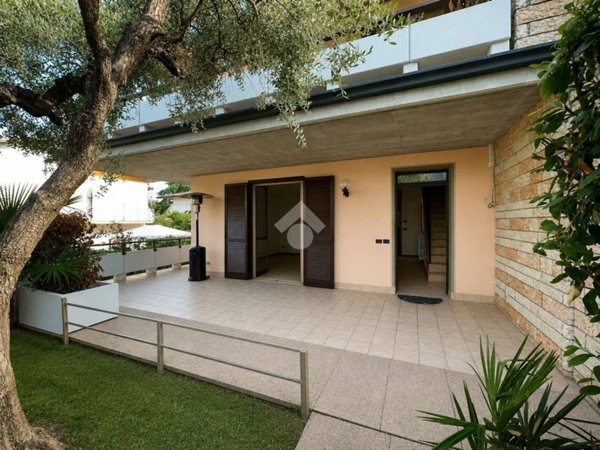 casa indipendente in vendita a Desenzano del Garda in zona Rivoltella