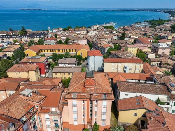 appartamento in vendita a Desenzano del Garda in zona Campeggio sul Vò