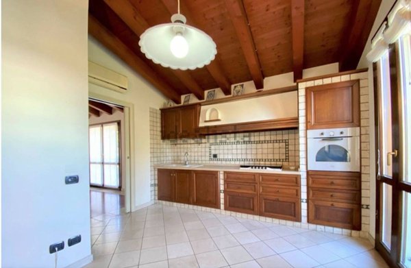 casa indipendente in vendita a Desenzano del Garda in zona Campeggio sul Vò