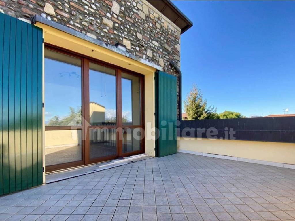 casa indipendente in vendita a Desenzano del Garda in zona Campeggio sul Vò
