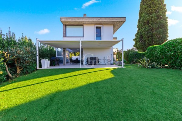 casa indipendente in vendita a Desenzano del Garda in zona Campeggio sul Vò