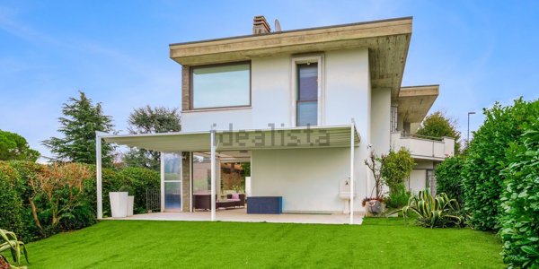 casa indipendente in vendita a Desenzano del Garda in zona Rivoltella
