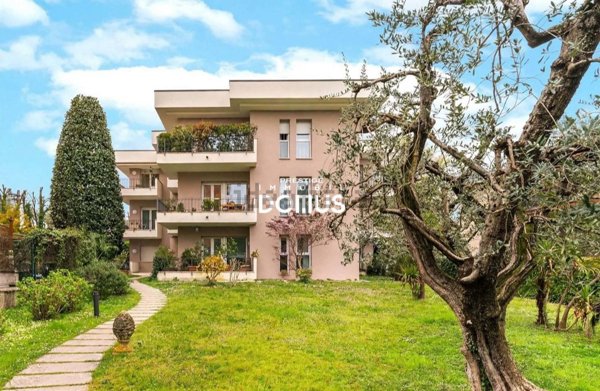 appartamento in vendita a Desenzano del Garda in zona Campeggio sul Vò