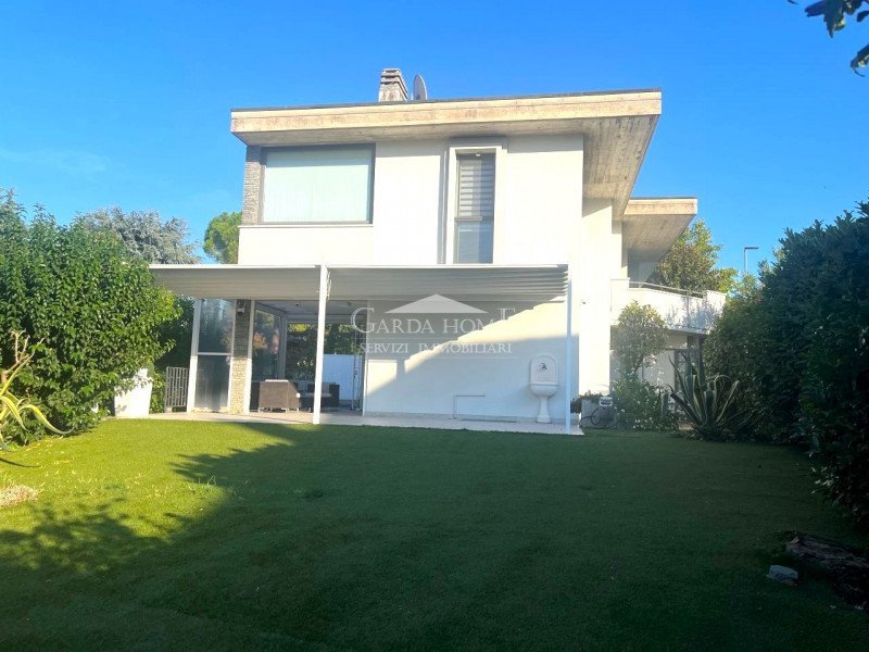 casa indipendente in vendita a Desenzano del Garda in zona Rivoltella