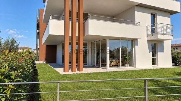 appartamento in vendita a Desenzano del Garda in zona Rivoltella
