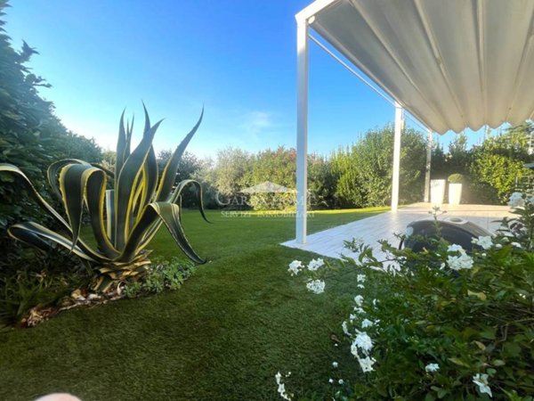 casa indipendente in vendita a Desenzano del Garda in zona Rivoltella