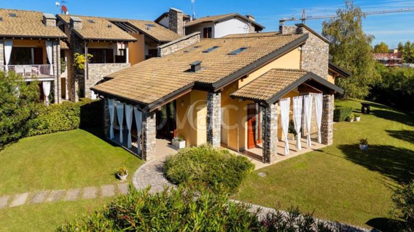 casa indipendente in vendita a Desenzano del Garda in zona Rivoltella