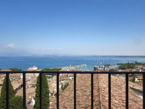 appartamento in vendita a Desenzano del Garda in zona Campeggio sul Vò