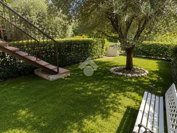 casa indipendente a Desenzano del Garda in zona San Martino della Battaglia