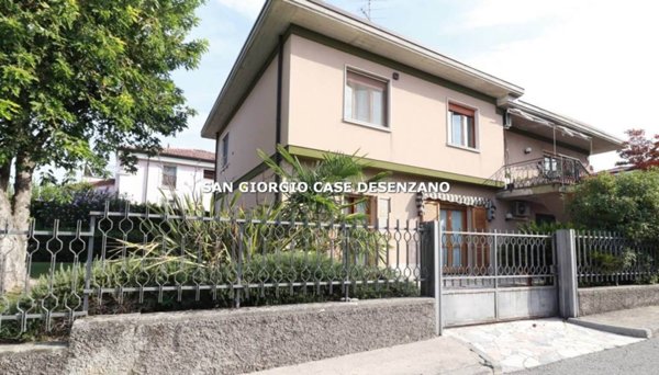 casa indipendente in vendita a Desenzano del Garda in zona Rivoltella