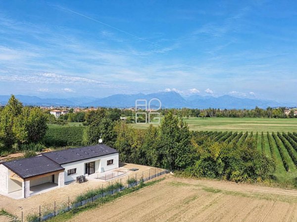 casa indipendente in vendita a Desenzano del Garda in zona Rivoltella