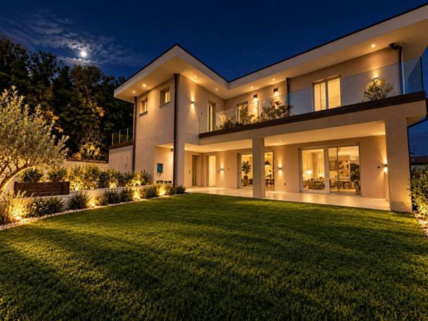 casa indipendente in vendita a Desenzano del Garda in zona Campeggio sul Vò