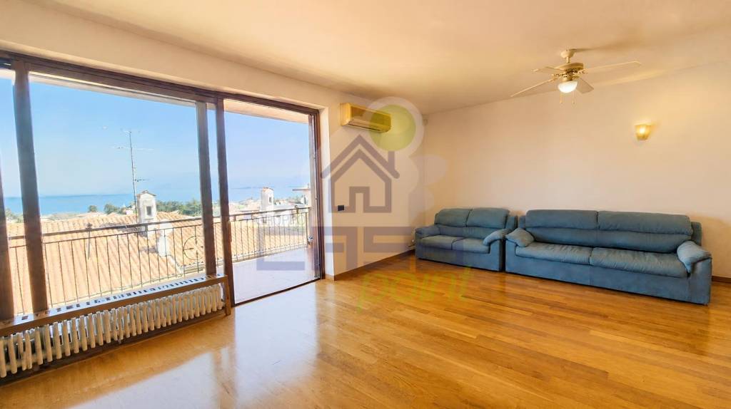 casa indipendente in vendita a Desenzano del Garda in zona Campeggio sul Vò