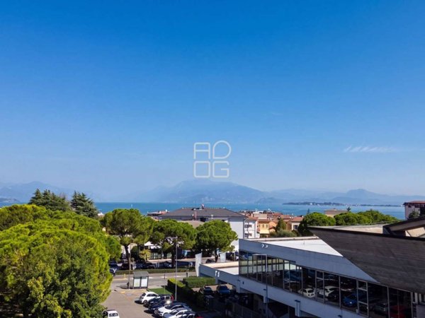casa indipendente in vendita a Desenzano del Garda in zona Campeggio sul Vò