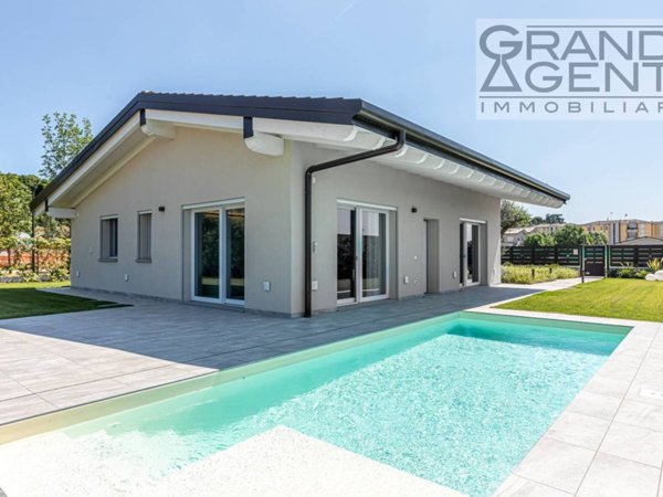 casa indipendente in vendita a Desenzano del Garda
