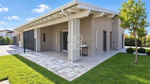 casa indipendente a Desenzano del Garda in zona San Martino della Battaglia