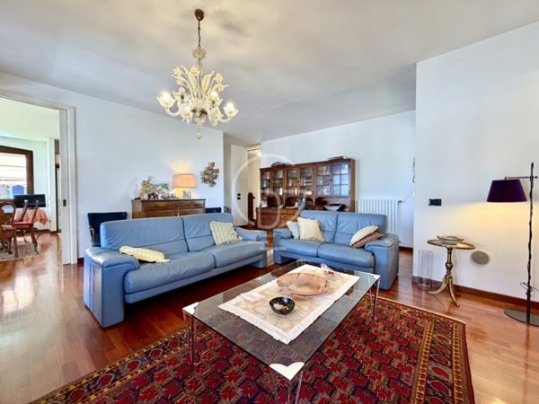 casa indipendente in vendita a Desenzano del Garda in zona Campeggio sul Vò