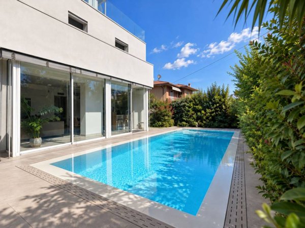 casa indipendente in vendita a Desenzano del Garda in zona Rivoltella