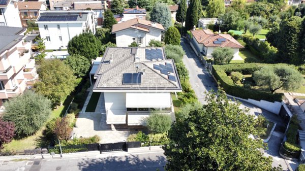 casa indipendente in vendita a Desenzano del Garda in zona Campeggio sul Vò