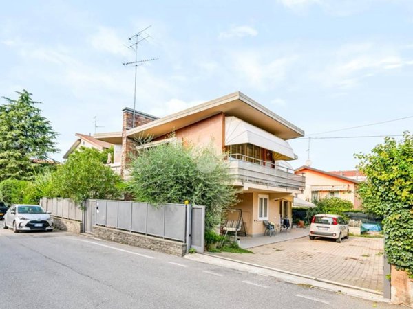 casa indipendente in vendita a Desenzano del Garda in zona Campeggio sul Vò