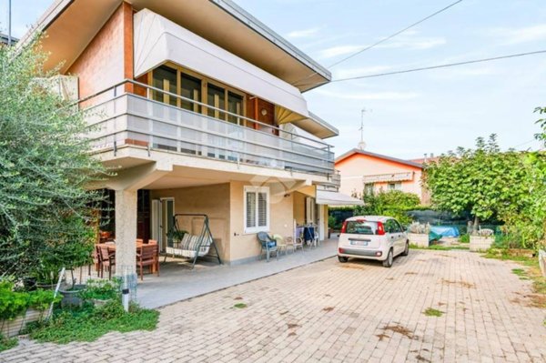 casa indipendente in vendita a Desenzano del Garda