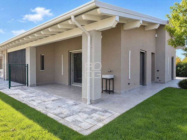 casa indipendente a Desenzano del Garda in zona San Martino della Battaglia