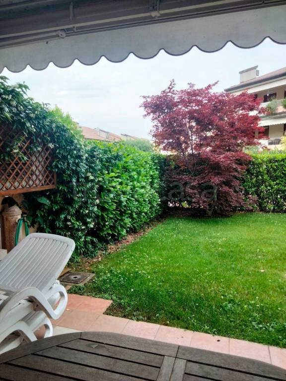 appartamento in vendita a Desenzano del Garda in zona Rivoltella