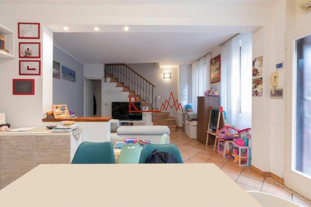 casa indipendente in vendita ad Edolo in zona Vico