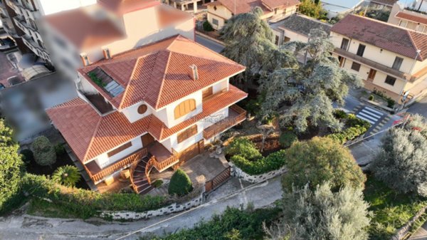 casa indipendente in vendita ad Edolo in zona Vico