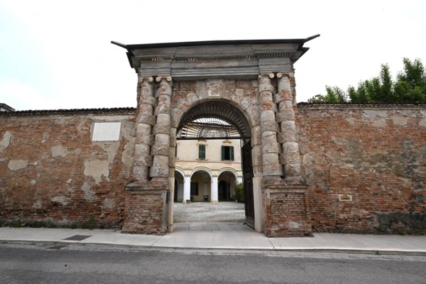 intera palazzina in vendita ad Edolo in zona Vico