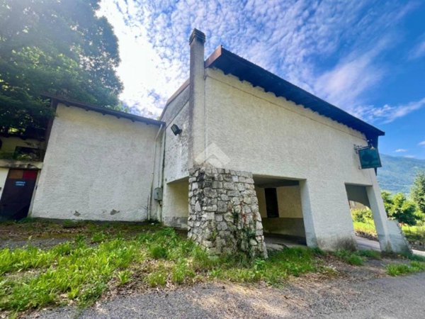 casa indipendente in vendita ad Edolo in zona Vico