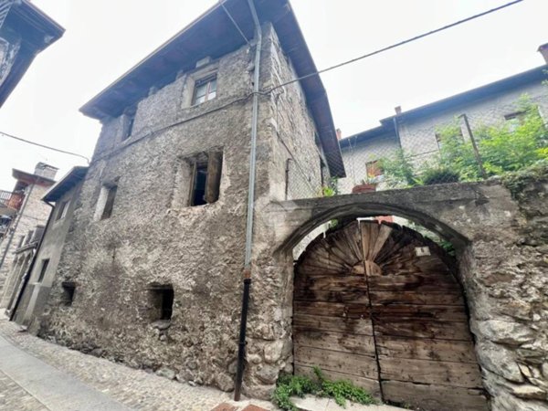 casa indipendente in vendita ad Edolo in zona Vico
