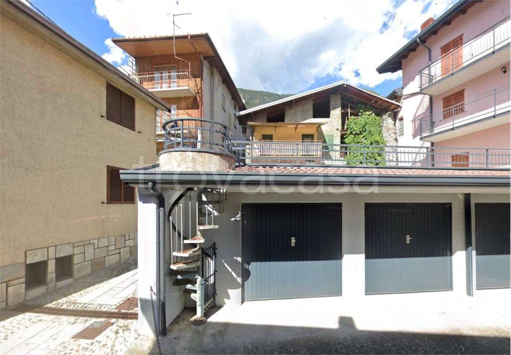 casa indipendente in vendita ad Edolo in zona Vico