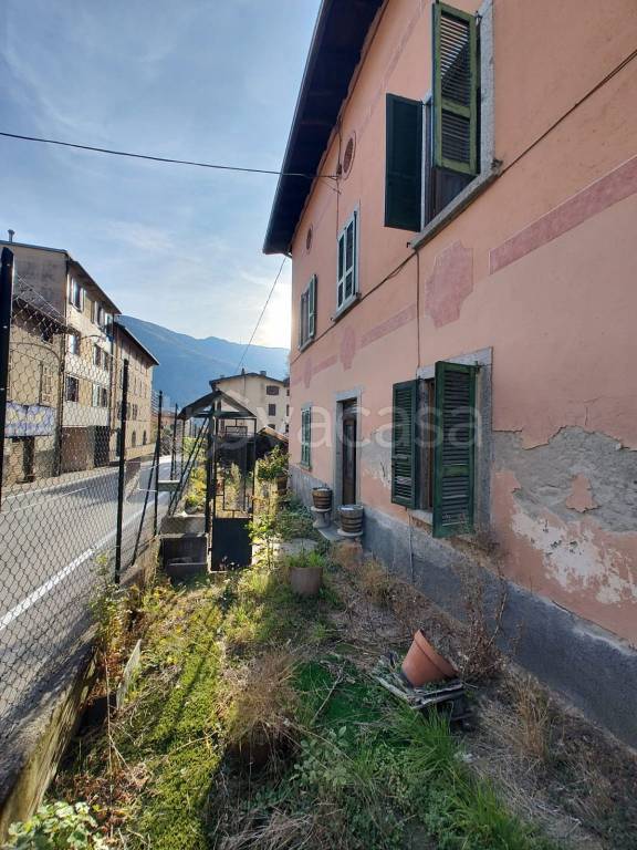 casa indipendente in vendita ad Edolo in zona Vico